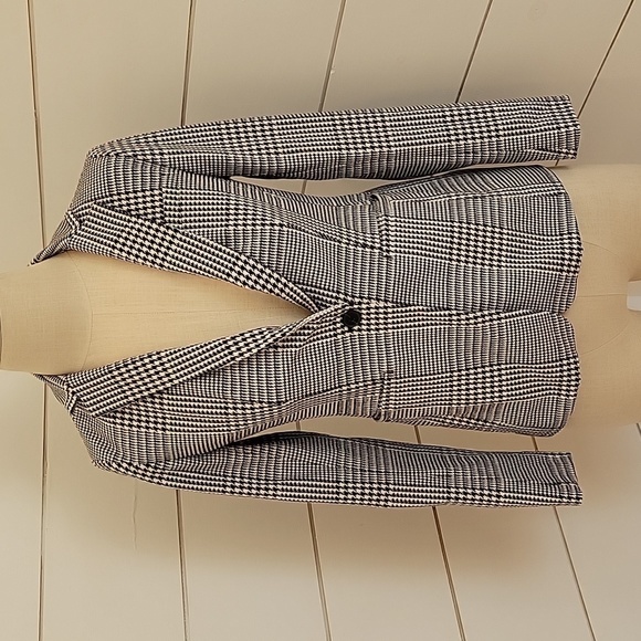 Banana Republic Jackets & Blazers - Banana Republic 00 petite blazer black and white
